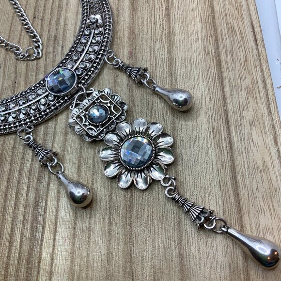 Boutique Jewelry - Victorian Style Floral Rhinestone Silver Tone Dangling Collar Necklace